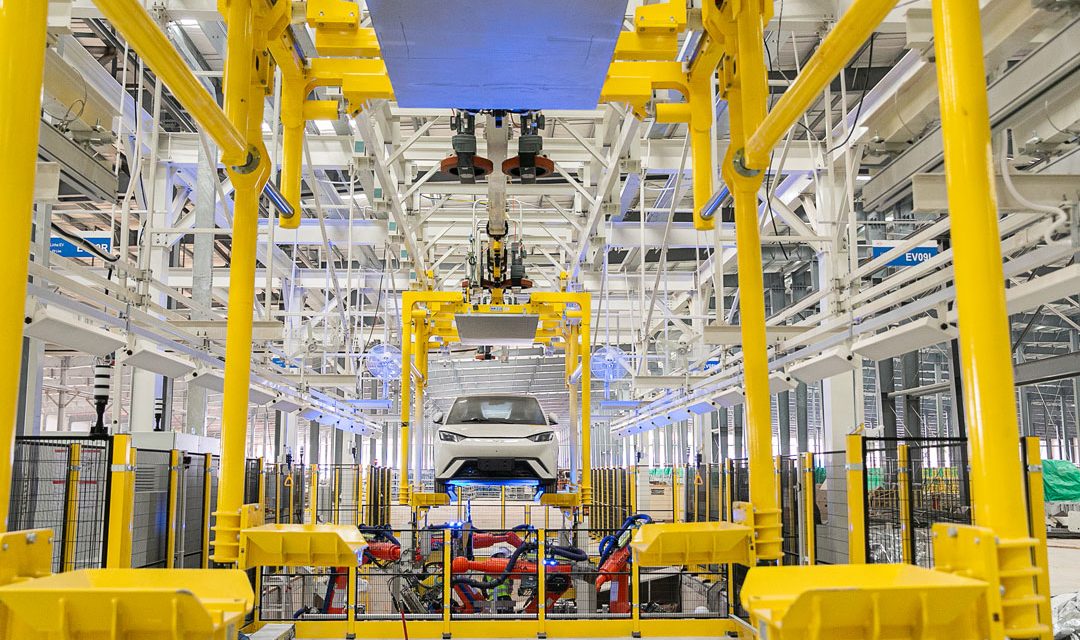 El primer BYD eléctrico sale de la producción en Brasil 